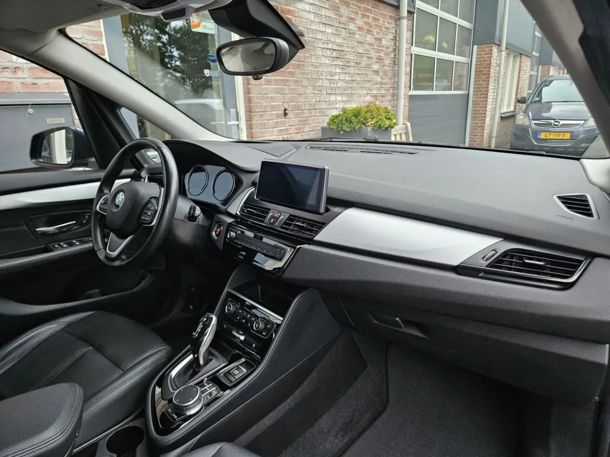 218i High Executive Edition Automaat! Trekhaak! Leer! NAP! 140PK! Nette Auto! Dealer Onderhouden!