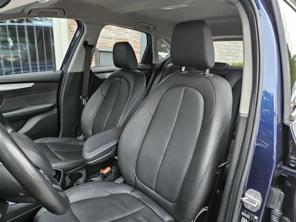 218i High Executive Edition Automaat! Trekhaak! Leer! NAP! 140PK! Nette Auto! Dealer Onderhouden!