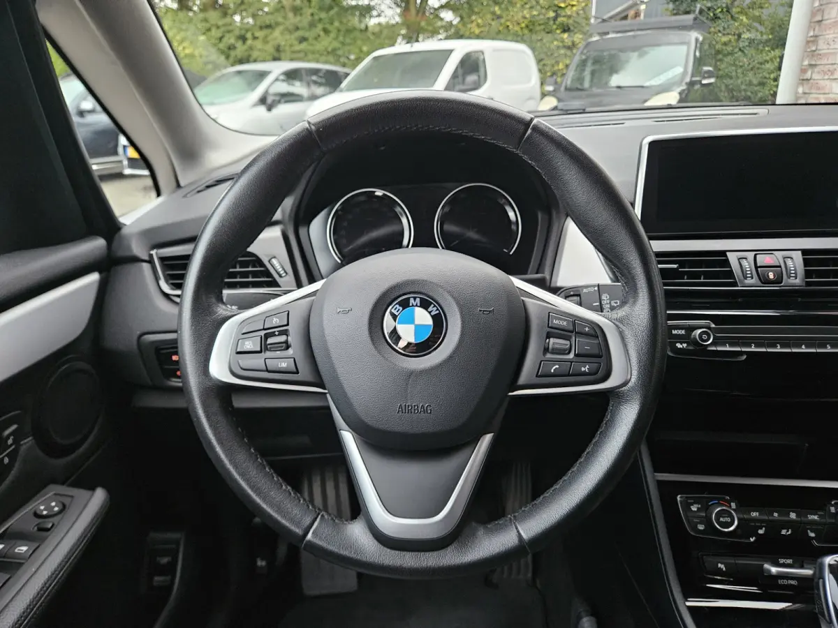 218i High Executive Edition Automaat! Trekhaak! Leer! NAP! 140PK! Nette Auto! Dealer Onderhouden!