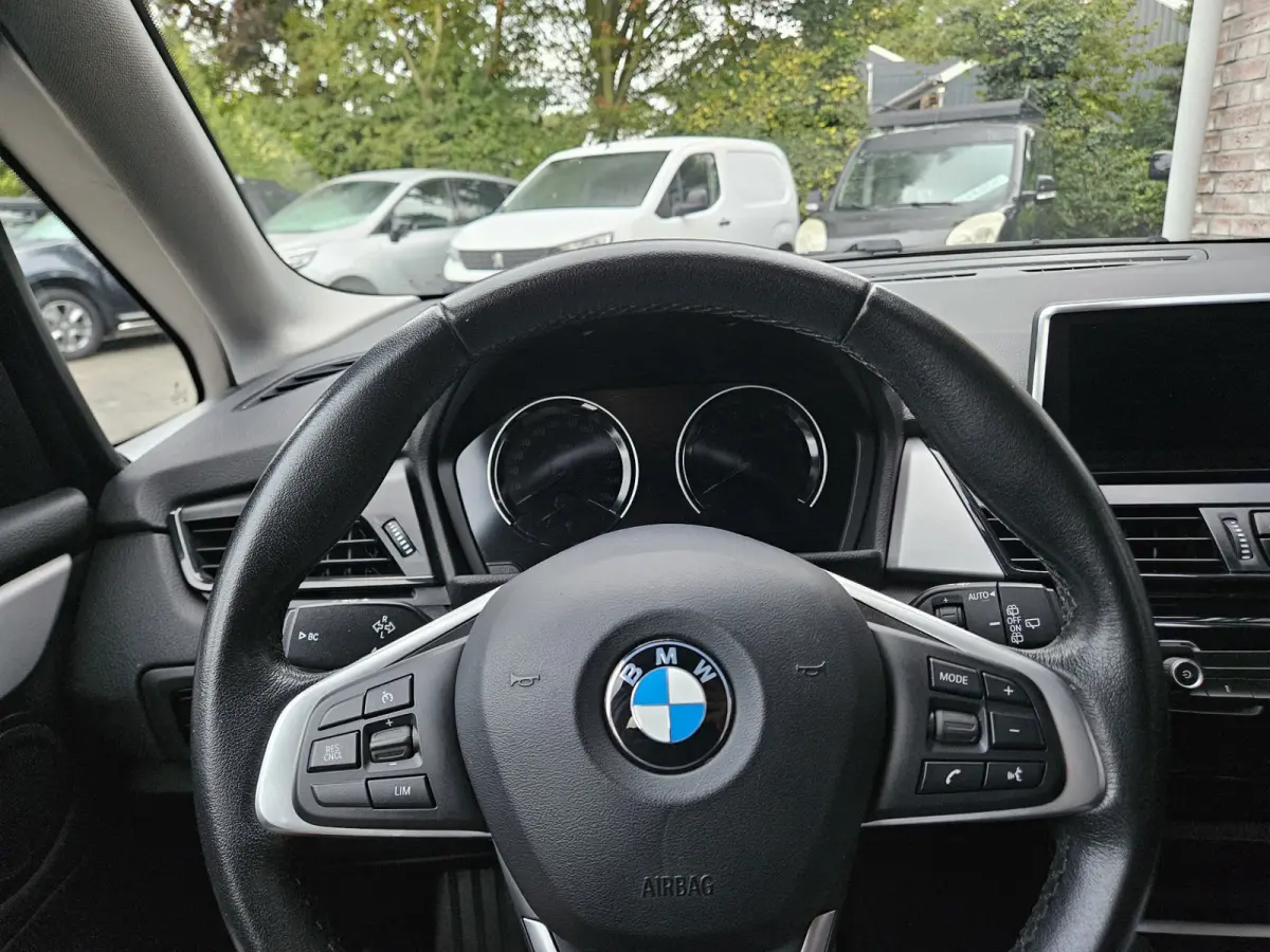 218i High Executive Edition Automaat! Trekhaak! Leer! NAP! 140PK! Nette Auto! Dealer Onderhouden!