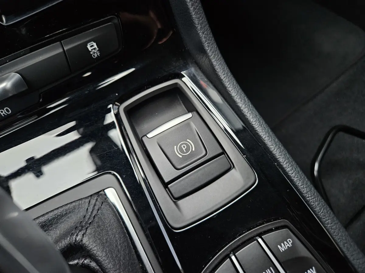 218i High Executive Edition Automaat! Trekhaak! Leer! NAP! 140PK! Nette Auto! Dealer Onderhouden!