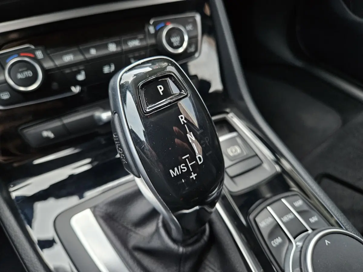 218i High Executive Edition Automaat! Trekhaak! Leer! NAP! 140PK! Nette Auto! Dealer Onderhouden!