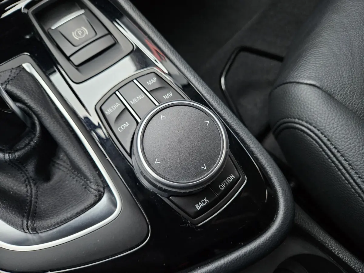 218i High Executive Edition Automaat! Trekhaak! Leer! NAP! 140PK! Nette Auto! Dealer Onderhouden!