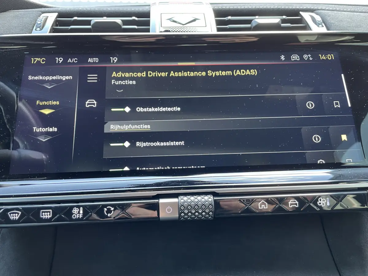 225pk E-Tense Performance Line+ (360gr Camera - Keyless Entry - Elektrische stoelen incl geheugen - Adaptieve Cruise Controle - Parkeersensoren V+A - Alcantara)