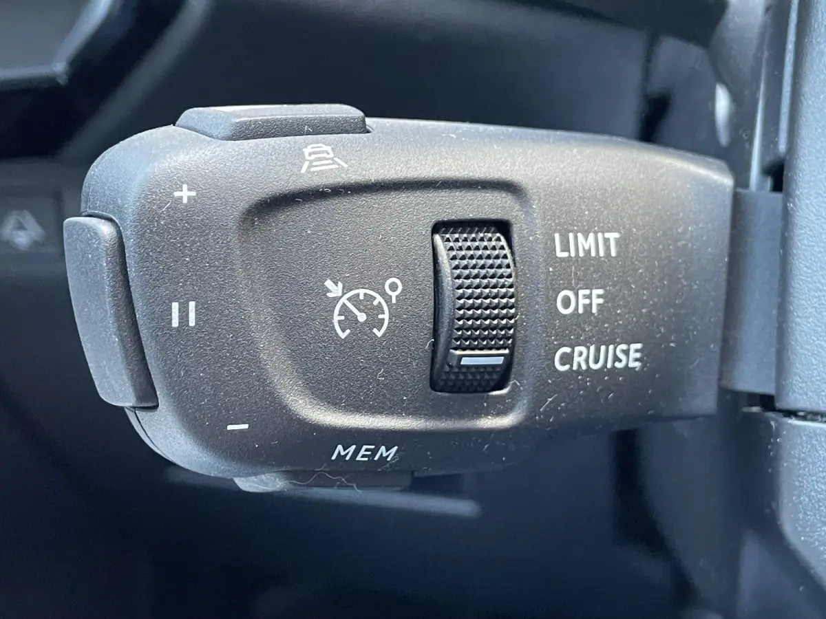 225pk E-Tense Performance Line+ (360gr Camera - Keyless Entry - Elektrische stoelen incl geheugen - Adaptieve Cruise Controle - Parkeersensoren V+A - Alcantara)