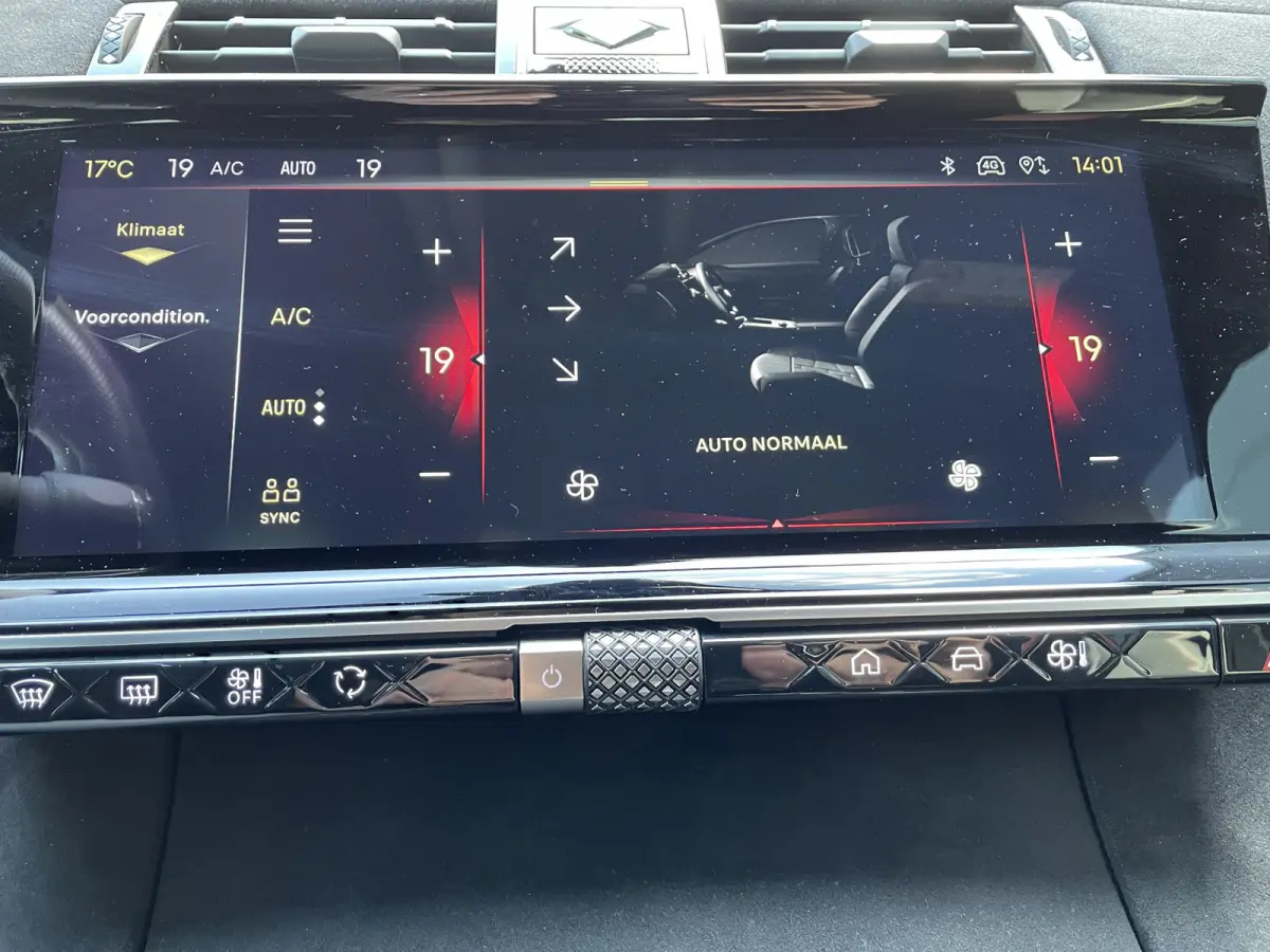 225pk E-Tense Performance Line+ (360gr Camera - Keyless Entry - Elektrische stoelen incl geheugen - Adaptieve Cruise Controle - Parkeersensoren V+A - Alcantara)