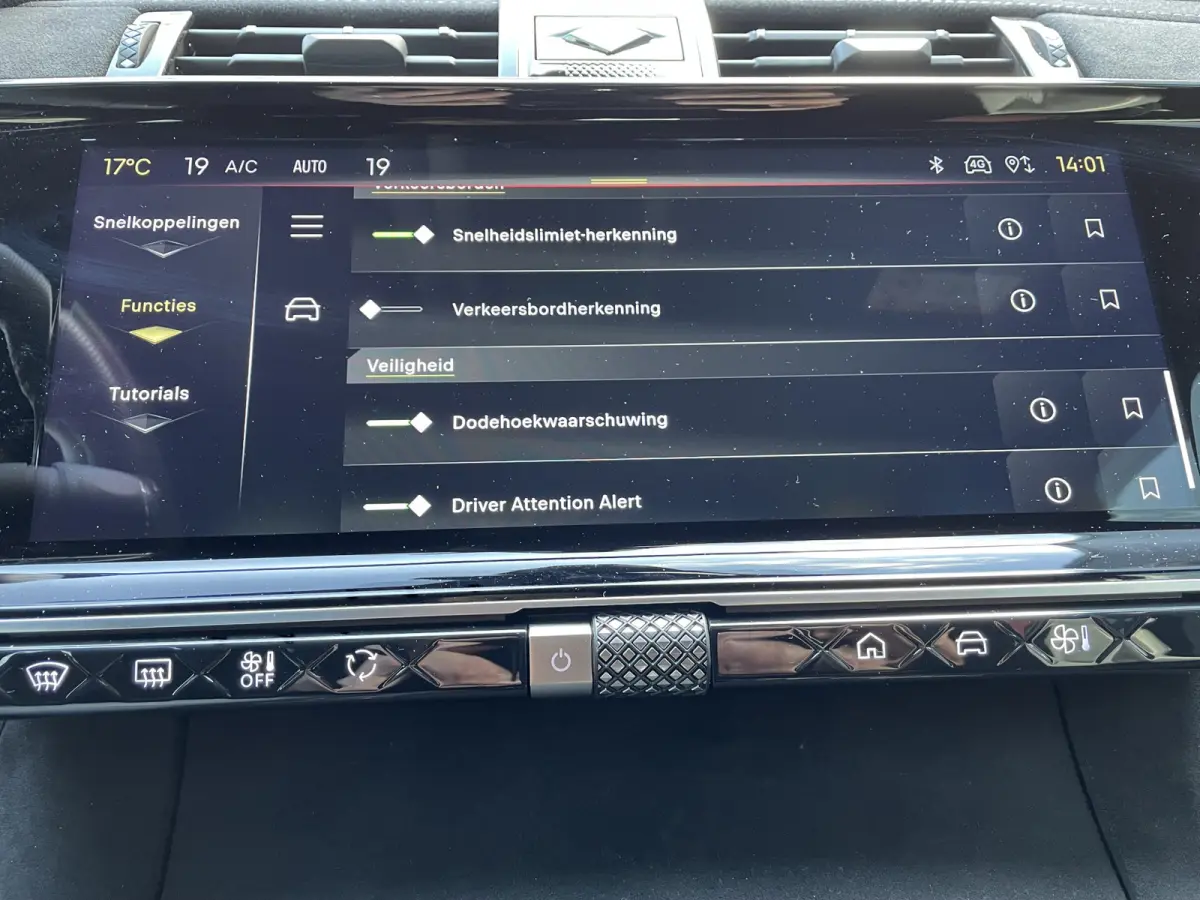 225pk E-Tense Performance Line+ (360gr Camera - Keyless Entry - Elektrische stoelen incl geheugen - Adaptieve Cruise Controle - Parkeersensoren V+A - Alcantara)