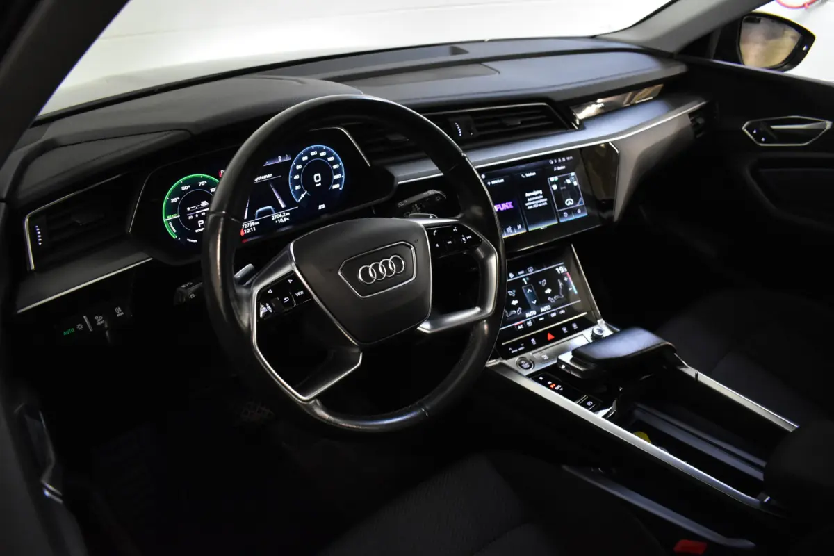 50 QUATTRO BUSINESS EDITION 71 kWh CAMERA/MEMORY/LUCHTVERING/SOH94%