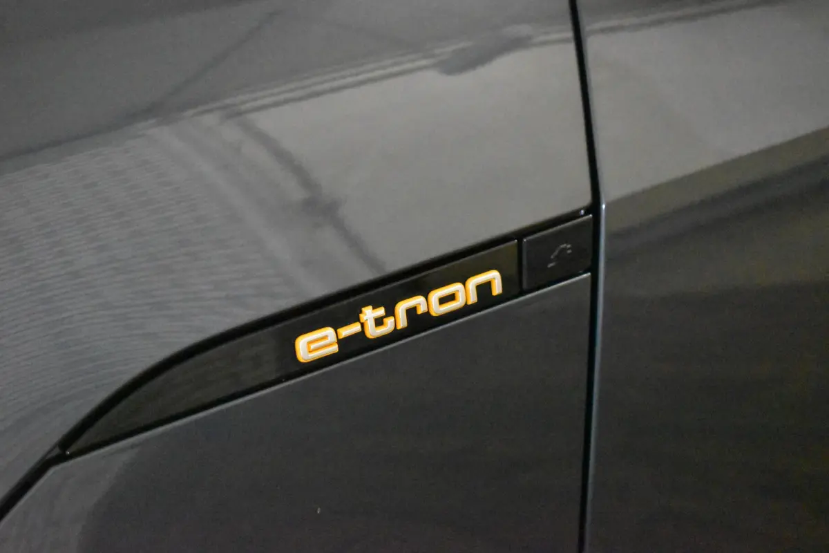 50 QUATTRO BUSINESS EDITION 71 kWh CAMERA/MEMORY/LUCHTVERING/SOH94%
