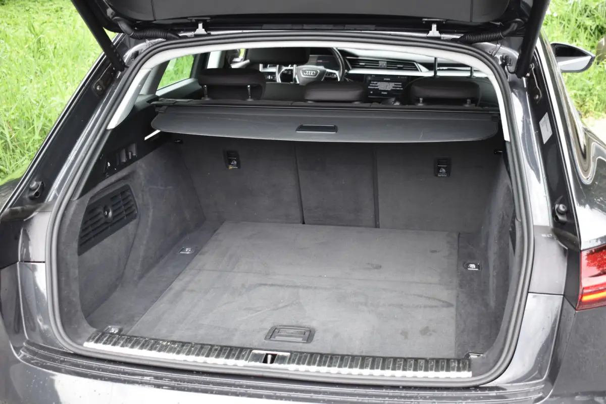 50 QUATTRO BUSINESS EDITION 71 kWh CAMERA/MEMORY/LUCHTVERING/SOH94%