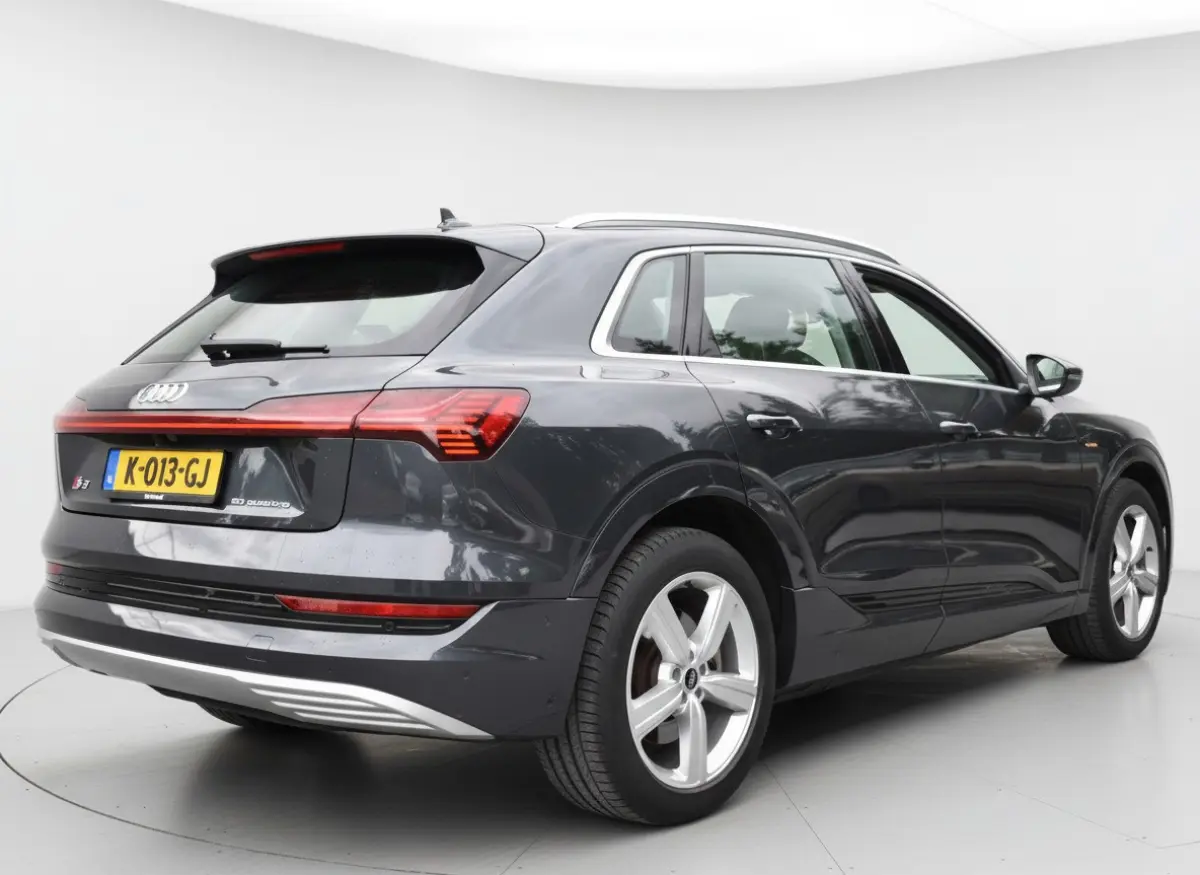 50 QUATTRO BUSINESS EDITION 71 kWh CAMERA/MEMORY/LUCHTVERING/SOH94%