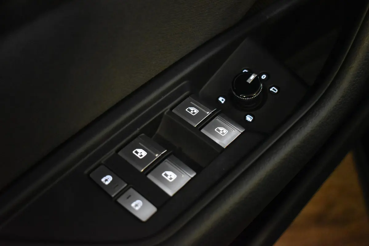 50 QUATTRO BUSINESS EDITION 71 kWh CAMERA/MEMORY/LUCHTVERING/SOH94%
