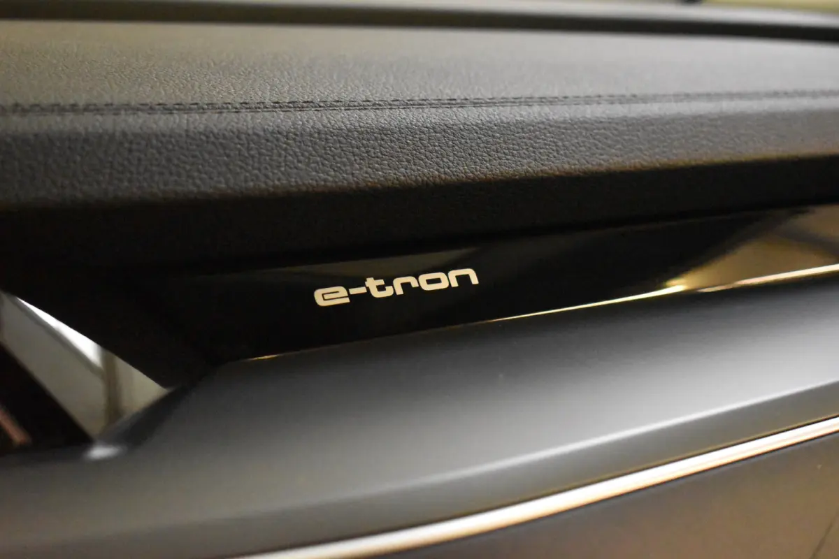 50 QUATTRO BUSINESS EDITION 71 kWh CAMERA/MEMORY/LUCHTVERING/SOH94%