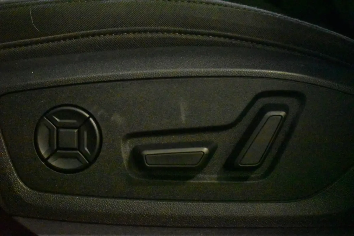 50 QUATTRO BUSINESS EDITION 71 kWh CAMERA/MEMORY/LUCHTVERING/SOH94%