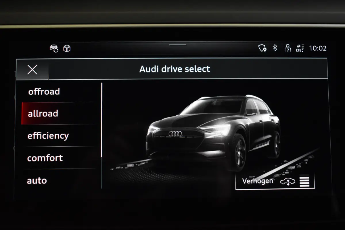 50 QUATTRO BUSINESS EDITION 71 kWh CAMERA/MEMORY/LUCHTVERING/SOH94%