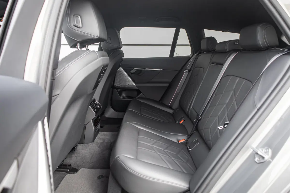 530e 299pk | SoH 96% | M Pakket | Trekhaak elektrisch wegklapbaar | Head-up display | Harman Kardon Soundsystem | LM Wielen 20 inch | Extra getint glas | Elektrisch verstelbare voorstoelen