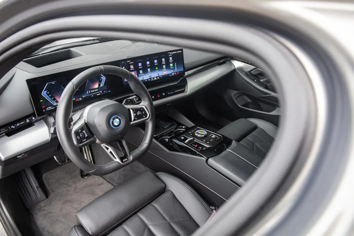 530e 299pk | SoH 96% | M Pakket | Trekhaak elektrisch wegklapbaar | Head-up display | Harman Kardon Soundsystem | LM Wielen 20 inch | Extra getint glas | Elektrisch verstelbare voorstoelen