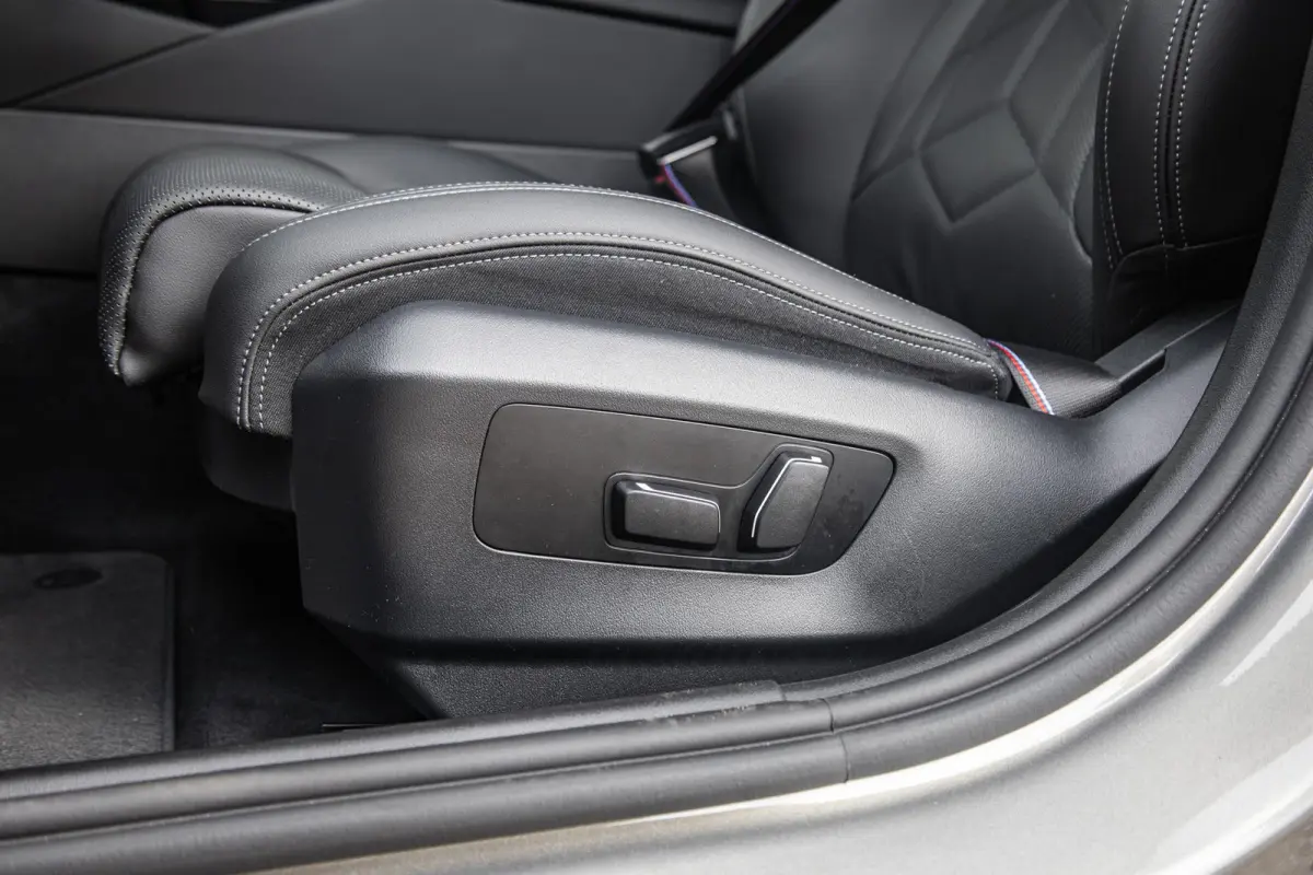 530e 299pk | SoH 96% | M Pakket | Trekhaak elektrisch wegklapbaar | Head-up display | Harman Kardon Soundsystem | LM Wielen 20 inch | Extra getint glas | Elektrisch verstelbare voorstoelen