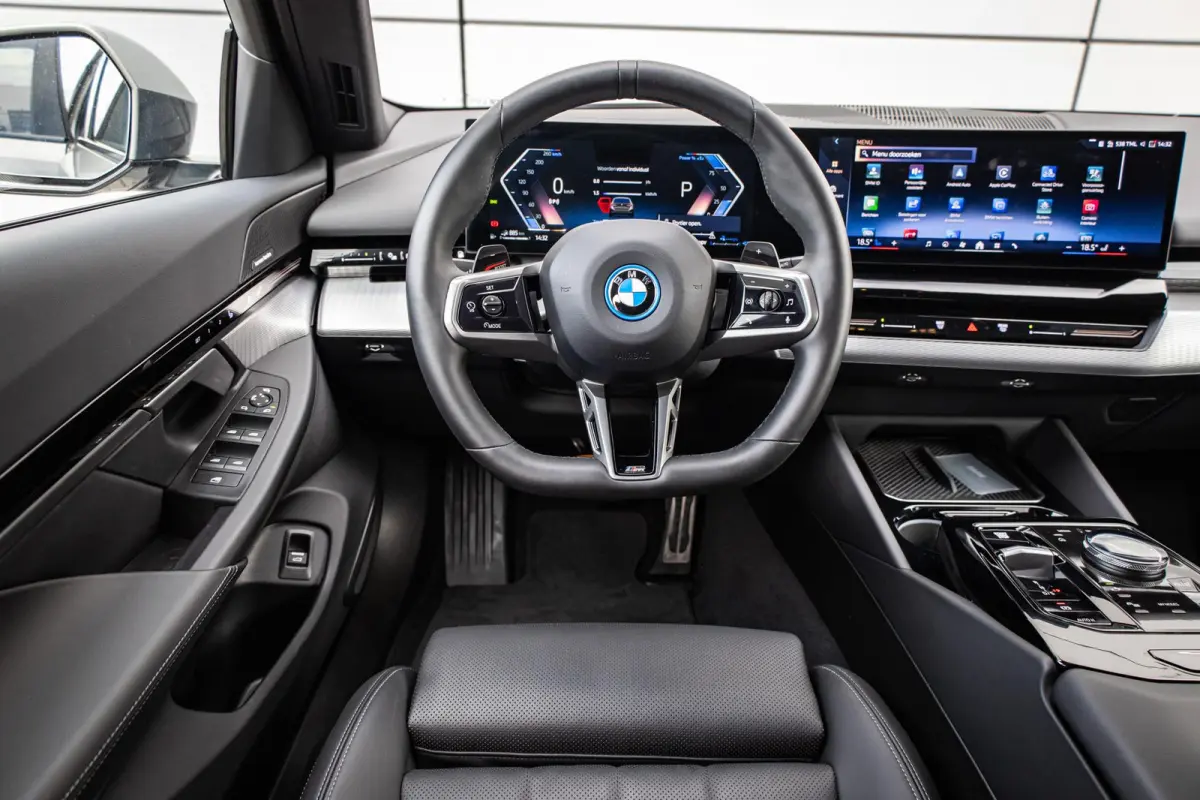 530e 299pk | SoH 96% | M Pakket | Trekhaak elektrisch wegklapbaar | Head-up display | Harman Kardon Soundsystem | LM Wielen 20 inch | Extra getint glas | Elektrisch verstelbare voorstoelen