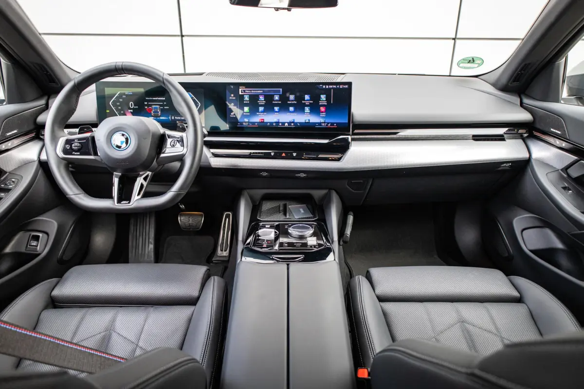 530e 299pk | SoH 96% | M Pakket | Trekhaak elektrisch wegklapbaar | Head-up display | Harman Kardon Soundsystem | LM Wielen 20 inch | Extra getint glas | Elektrisch verstelbare voorstoelen