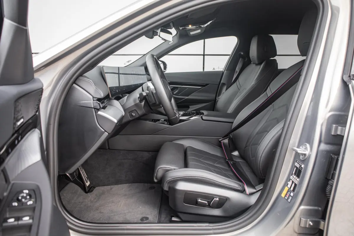 530e 299pk | SoH 96% | M Pakket | Trekhaak elektrisch wegklapbaar | Head-up display | Harman Kardon Soundsystem | LM Wielen 20 inch | Extra getint glas | Elektrisch verstelbare voorstoelen