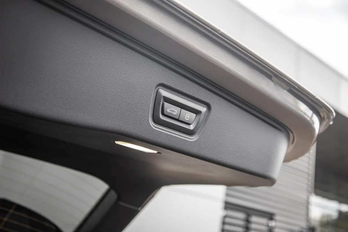 530e 299pk | SoH 96% | M Pakket | Trekhaak elektrisch wegklapbaar | Head-up display | Harman Kardon Soundsystem | LM Wielen 20 inch | Extra getint glas | Elektrisch verstelbare voorstoelen