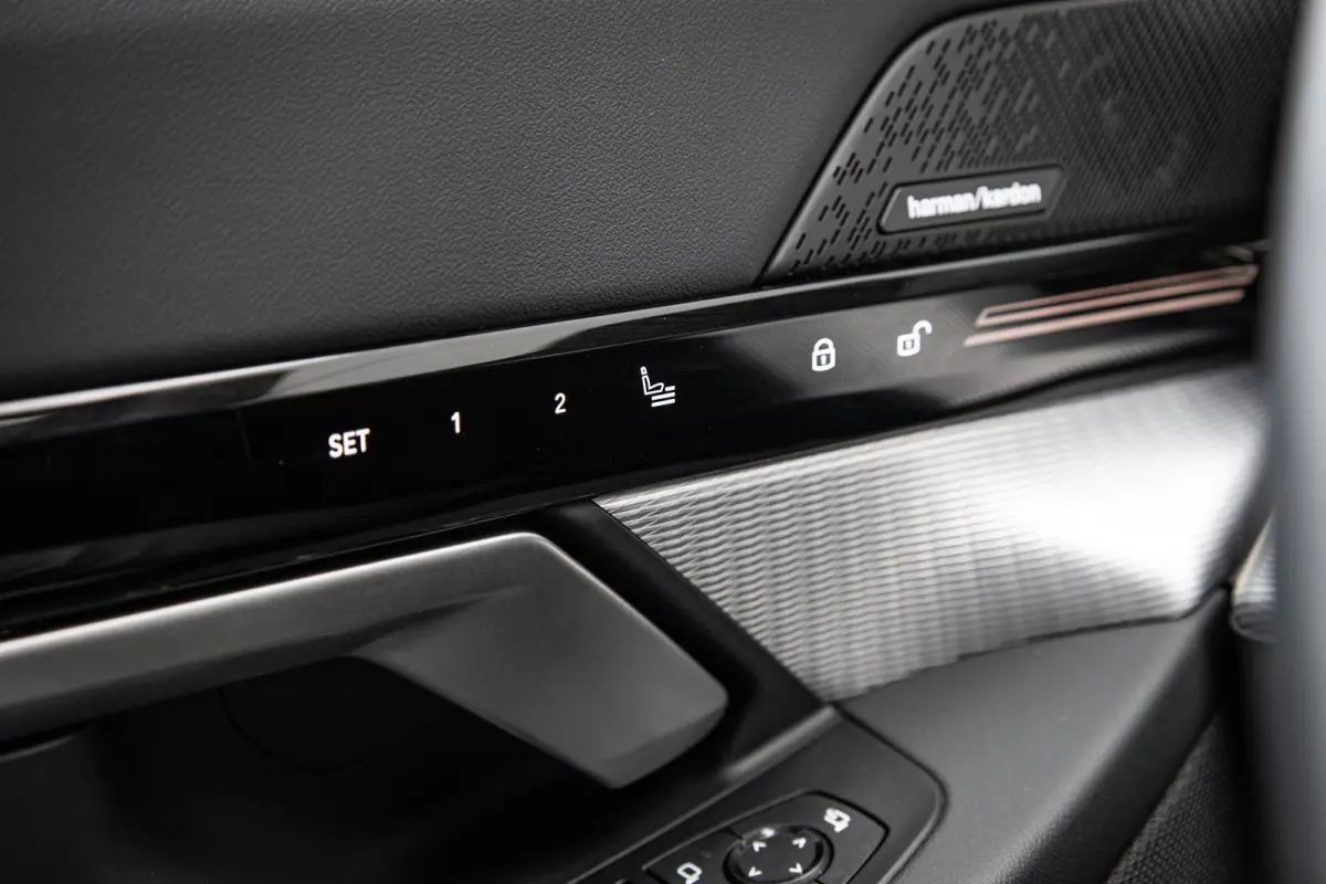 530e 299pk | SoH 96% | M Pakket | Trekhaak elektrisch wegklapbaar | Head-up display | Harman Kardon Soundsystem | LM Wielen 20 inch | Extra getint glas | Elektrisch verstelbare voorstoelen