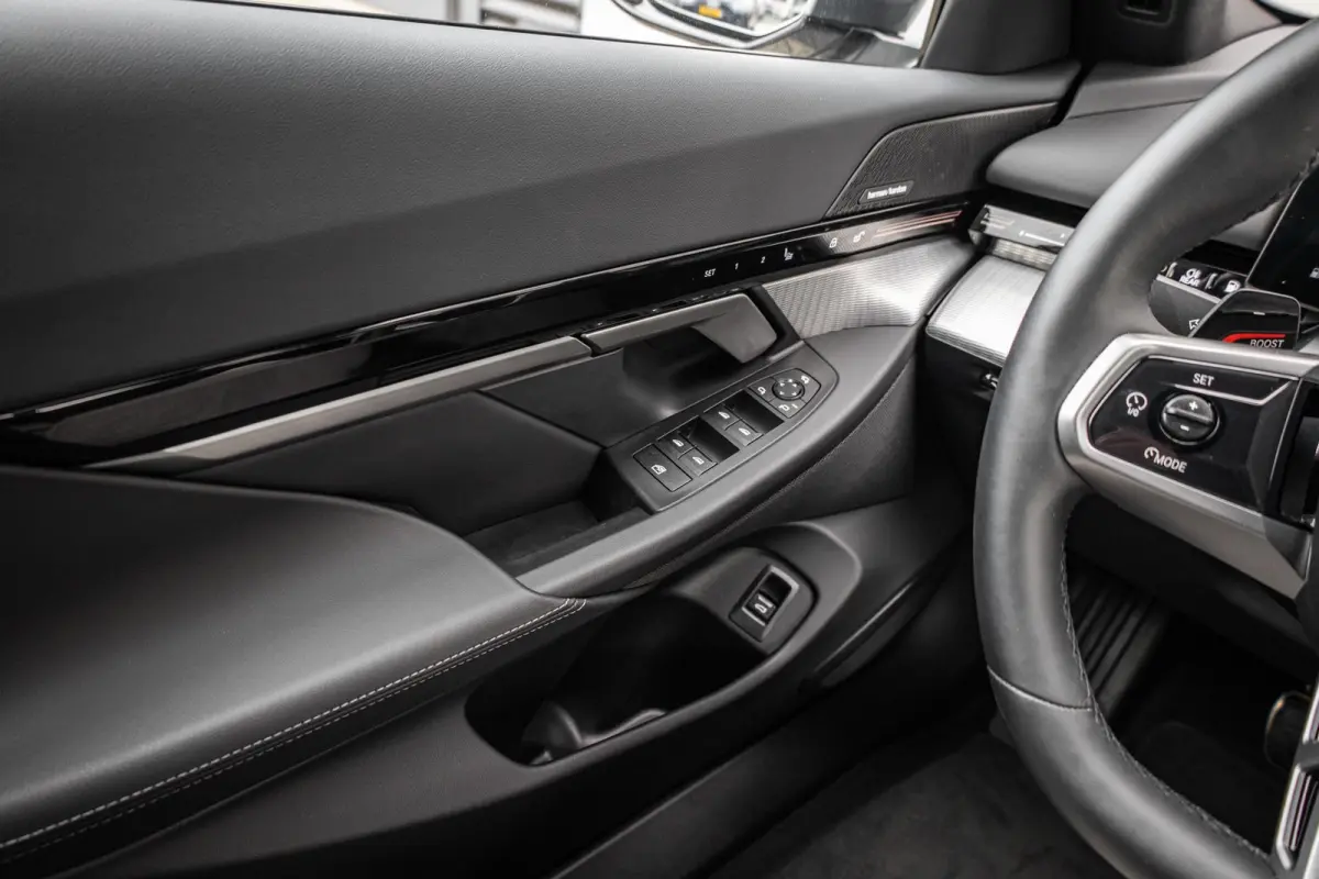 530e 299pk | SoH 96% | M Pakket | Trekhaak elektrisch wegklapbaar | Head-up display | Harman Kardon Soundsystem | LM Wielen 20 inch | Extra getint glas | Elektrisch verstelbare voorstoelen