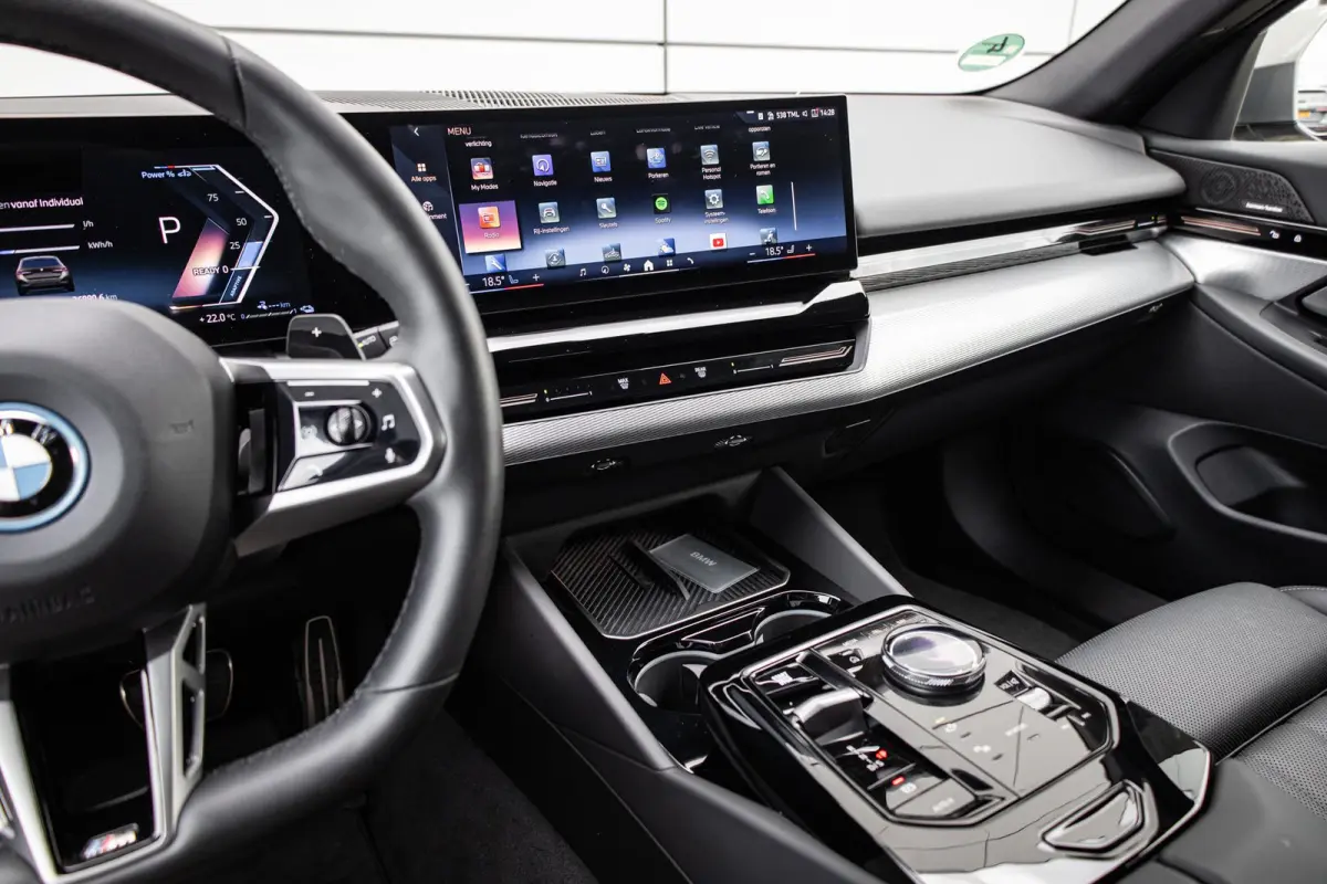 530e 299pk | SoH 96% | M Pakket | Trekhaak elektrisch wegklapbaar | Head-up display | Harman Kardon Soundsystem | LM Wielen 20 inch | Extra getint glas | Elektrisch verstelbare voorstoelen