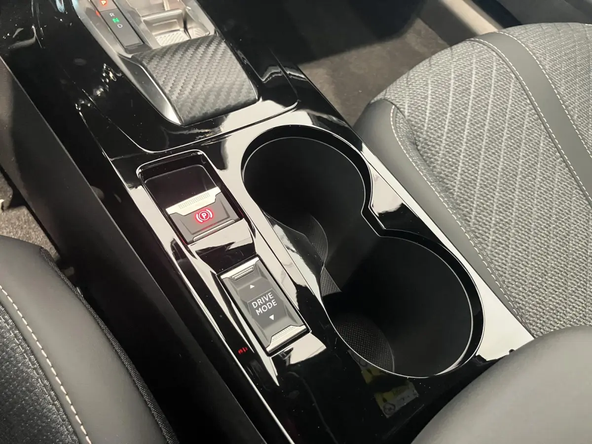 1.2 Hybrid 145 Allure | APPLE CARPLAY & ANDROID AUTO | CAMERA VOOR + ACHTER | DEMO AUTO BEL VOOR ACTUELE KM-STAND |