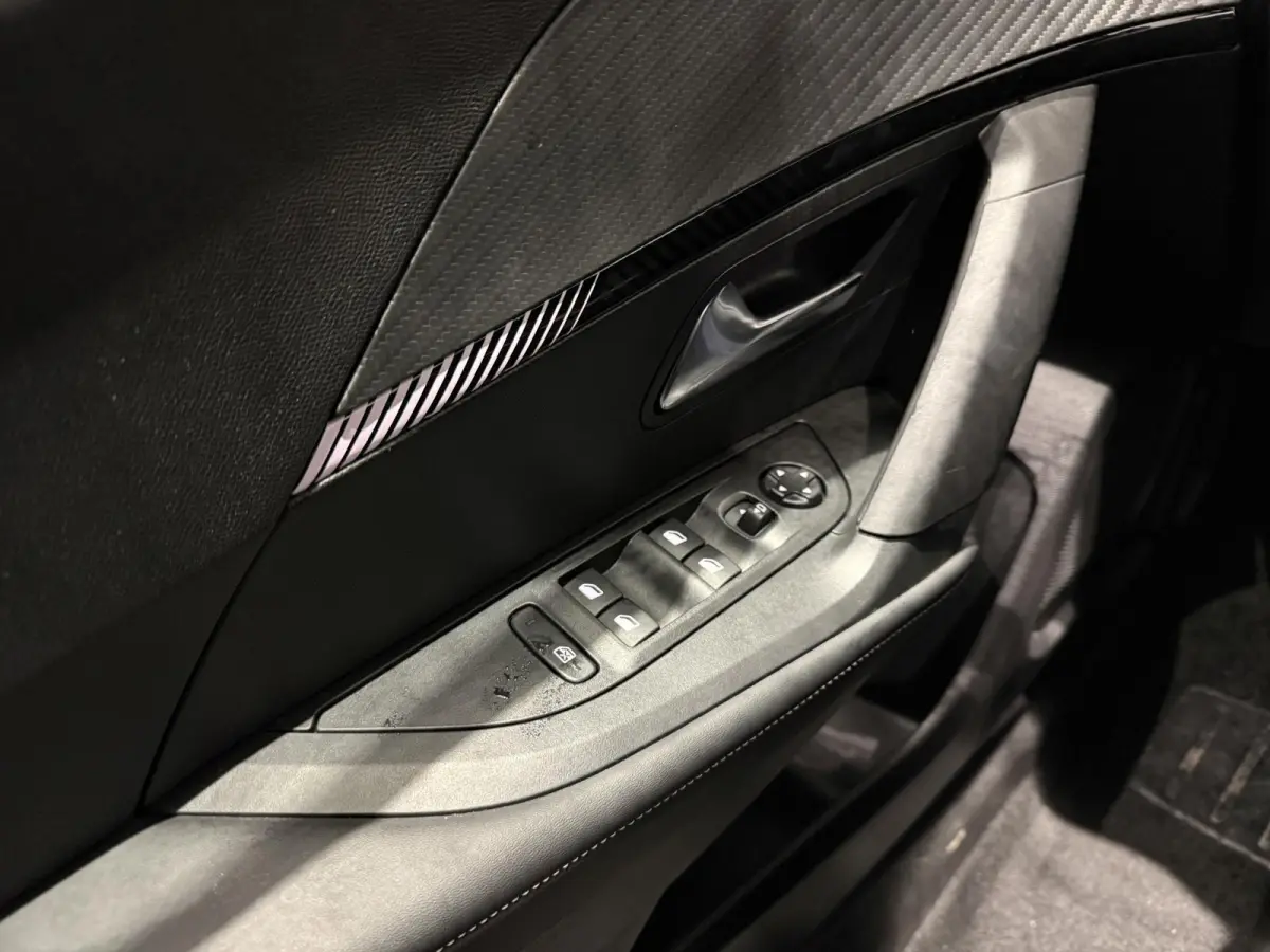 1.2 Hybrid 145 Allure | APPLE CARPLAY & ANDROID AUTO | CAMERA VOOR + ACHTER | DEMO AUTO BEL VOOR ACTUELE KM-STAND |
