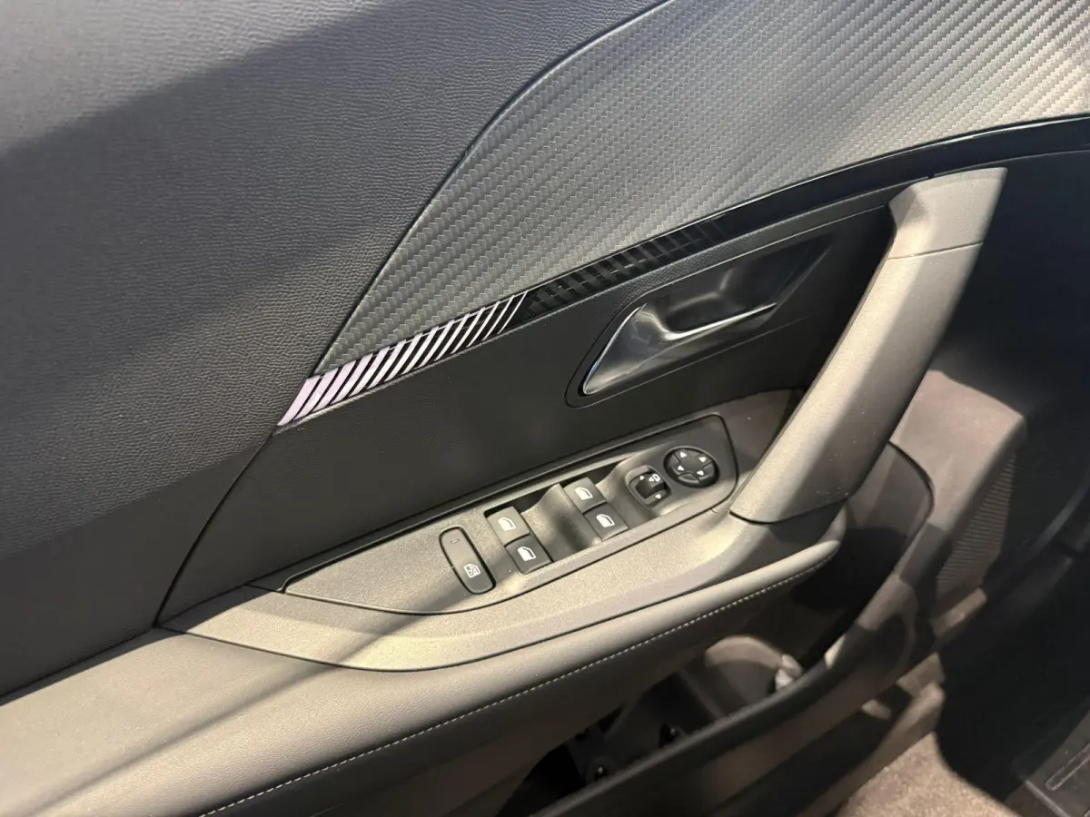 1.2 Hybrid 145 Allure | APPLE CARPLAY & ANDROID AUTO | CAMERA VOOR + ACHTER | DEMO AUTO BEL VOOR ACTUELE KM-STAND |