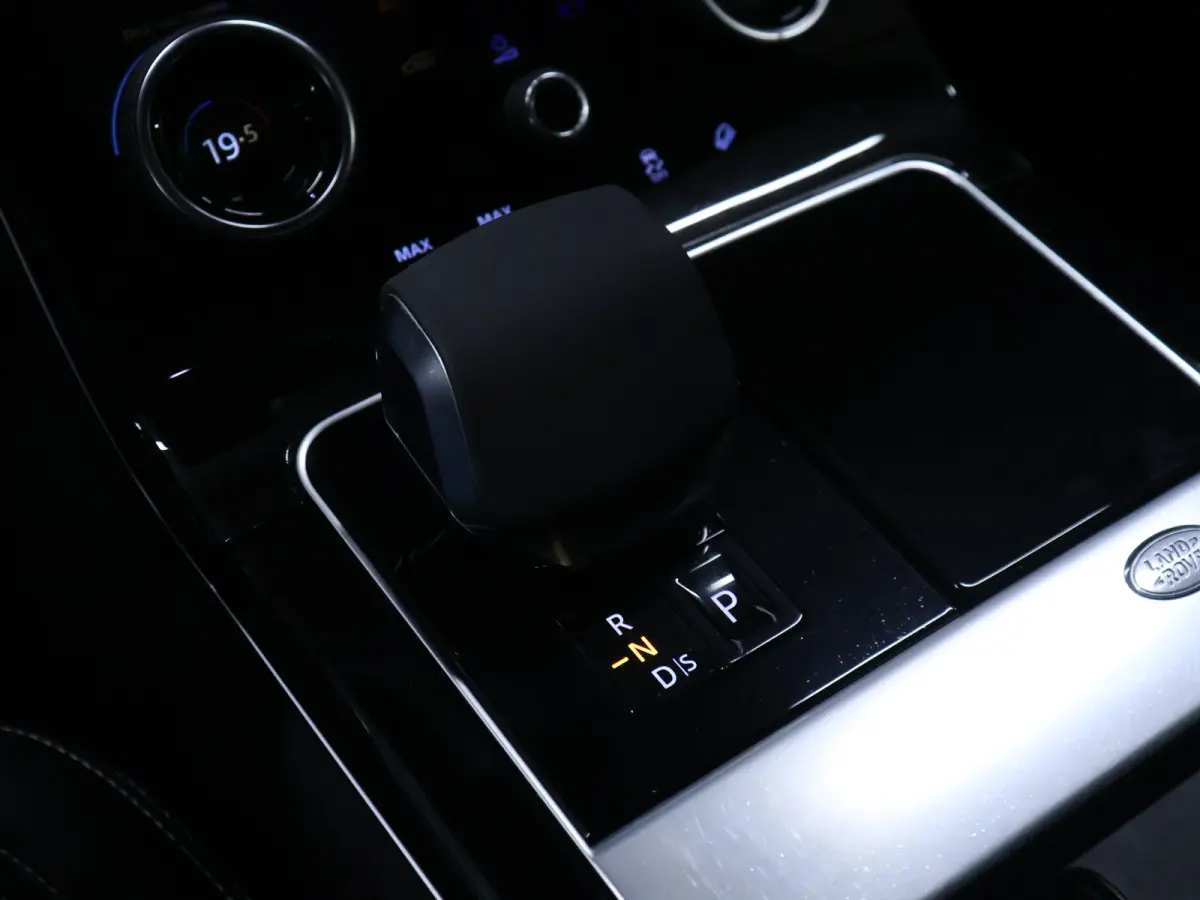 2.0 P400e R-Dynamic HSE [SCHUIFKANTELDAK, MERIDAN AUDIO, APPLE CARPLAY, TREKHAAK AFNEEMBAAR, CAMERA,DIGITAL DASH, HEAD UP, STUUR.STOELVERWARMING, ELEK.. ACHTERKLEP,
