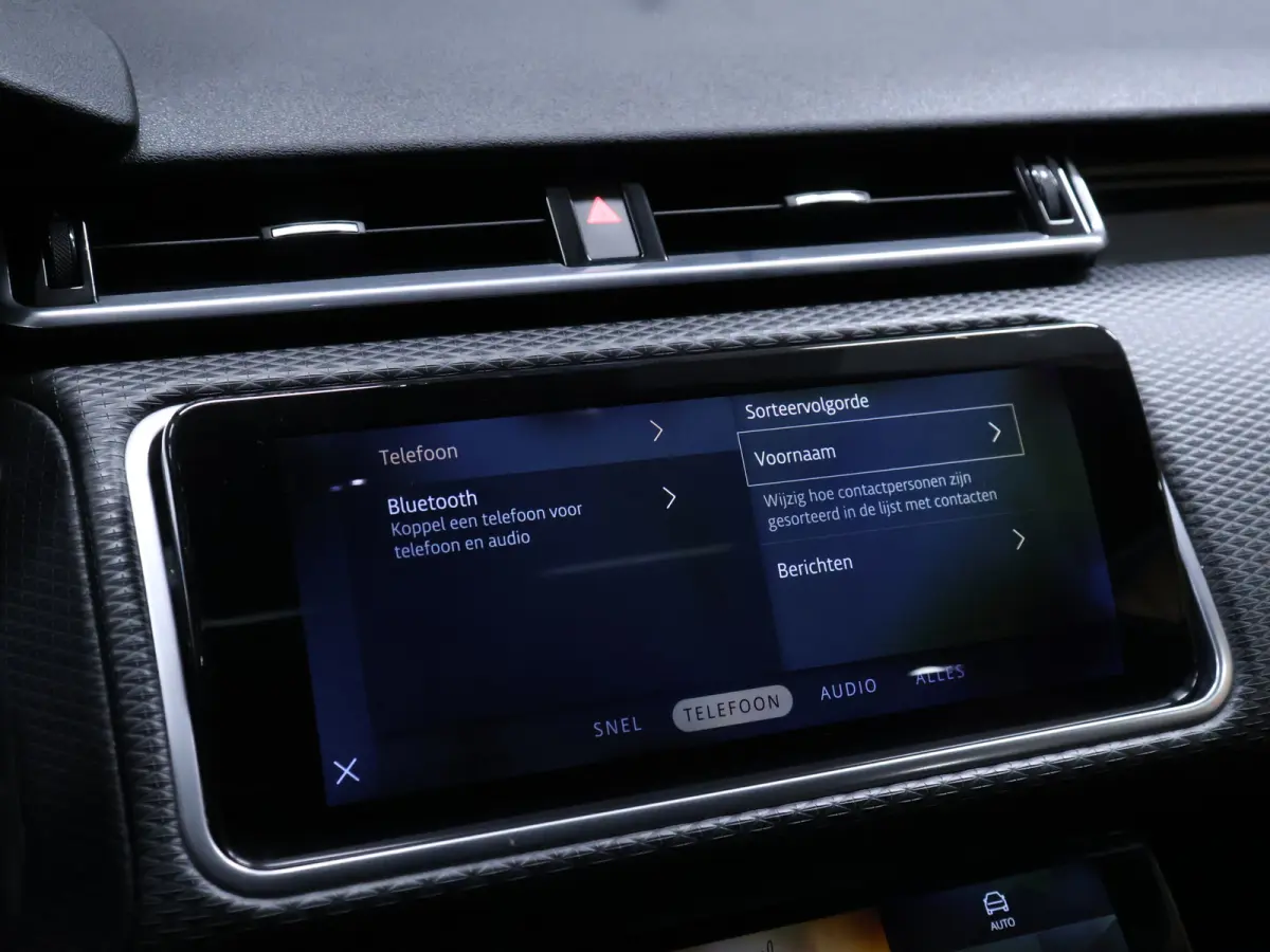 2.0 P400e R-Dynamic HSE [SCHUIFKANTELDAK, MERIDAN AUDIO, APPLE CARPLAY, TREKHAAK AFNEEMBAAR, CAMERA,DIGITAL DASH, HEAD UP, STUUR.STOELVERWARMING, ELEK.. ACHTERKLEP,