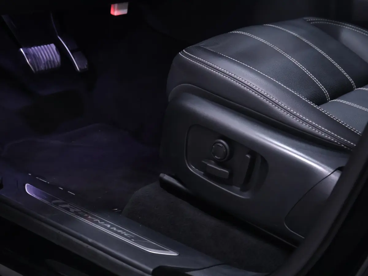 2.0 P400e R-Dynamic HSE [SCHUIFKANTELDAK, MERIDAN AUDIO, APPLE CARPLAY, TREKHAAK AFNEEMBAAR, CAMERA,DIGITAL DASH, HEAD UP, STUUR.STOELVERWARMING, ELEK.. ACHTERKLEP,