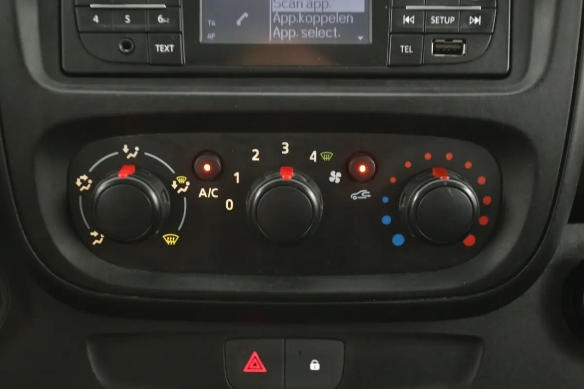 1.6 dCi T27 L1H1 | Airco | Cruise | 3 Zits | Trekhaak | Parkeersens. | Imperiaal