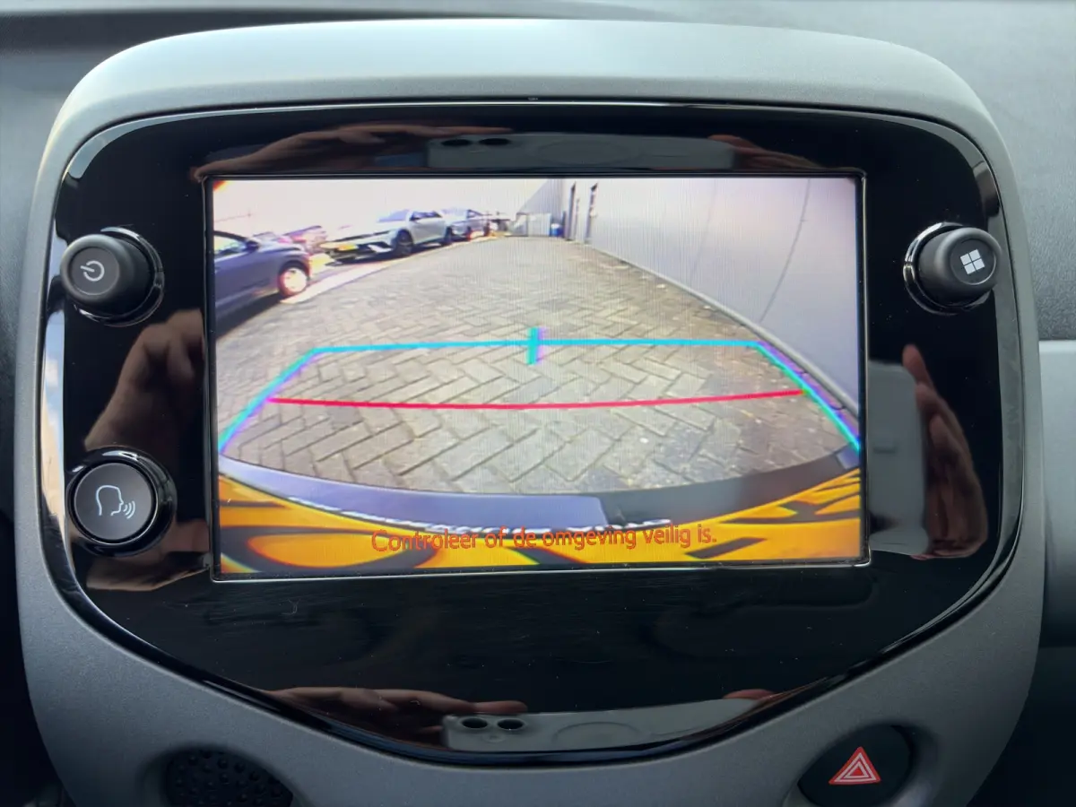 1.0 VVT-i 72pk x-joy | Camera | Carplay | Cruise Control | Climate Control | DAB | Lichtmetalen velgen | Privacyglass | Bluetooth |