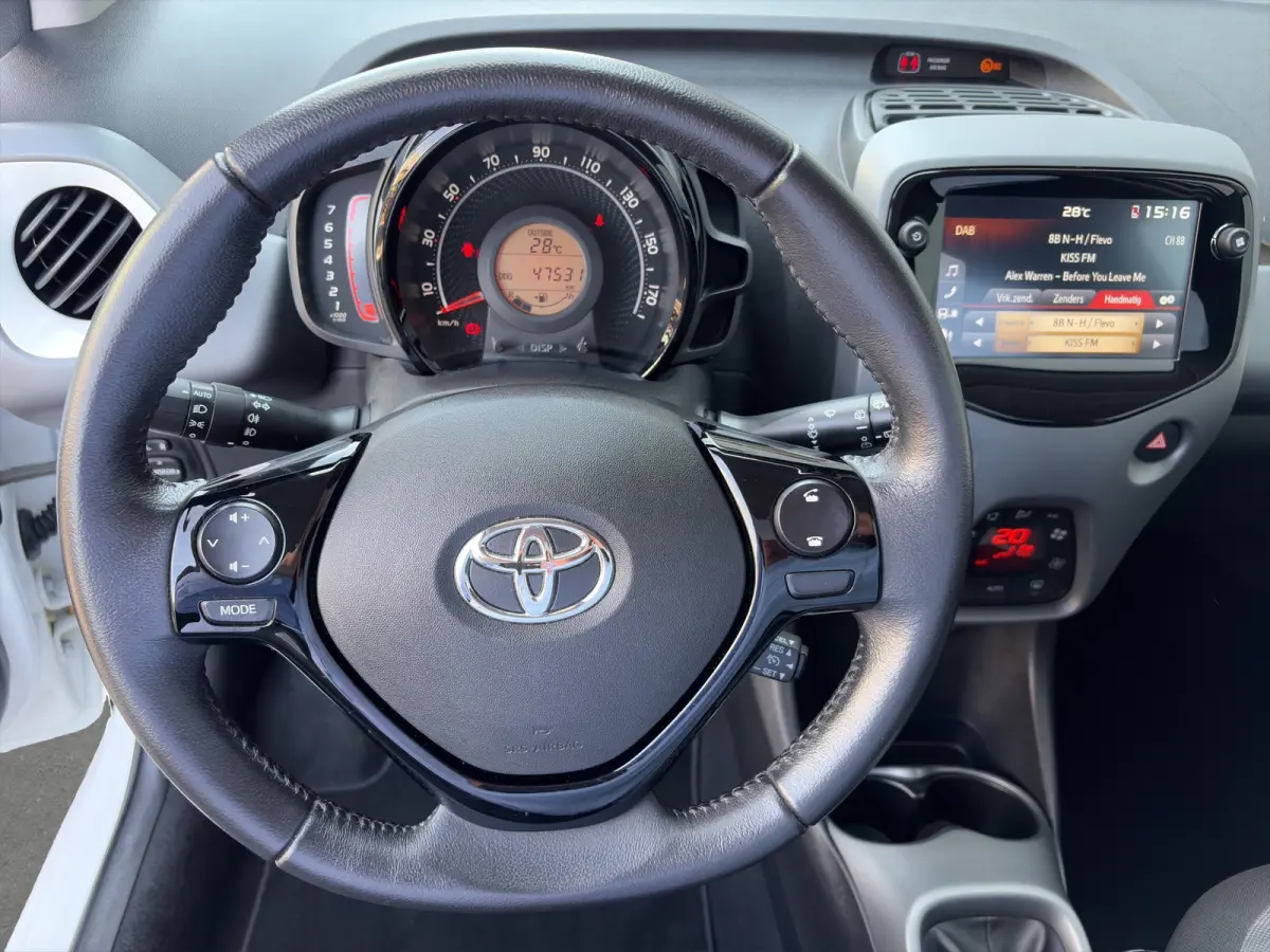 1.0 VVT-i 72pk x-joy | Camera | Carplay | Cruise Control | Climate Control | DAB | Lichtmetalen velgen | Privacyglass | Bluetooth |