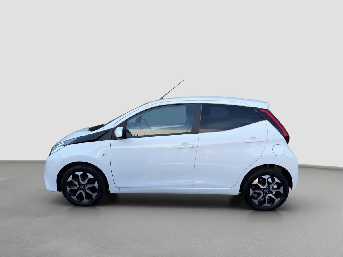 1.0 VVT-i 72pk x-joy | Camera | Carplay | Cruise Control | Climate Control | DAB | Lichtmetalen velgen | Privacyglass | Bluetooth |