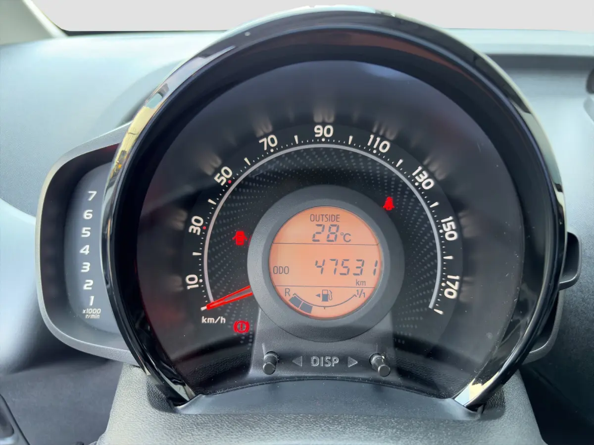 1.0 VVT-i 72pk x-joy | Camera | Carplay | Cruise Control | Climate Control | DAB | Lichtmetalen velgen | Privacyglass | Bluetooth |