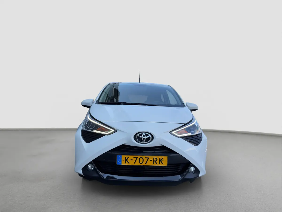 1.0 VVT-i 72pk x-joy | Camera | Carplay | Cruise Control | Climate Control | DAB | Lichtmetalen velgen | Privacyglass | Bluetooth |