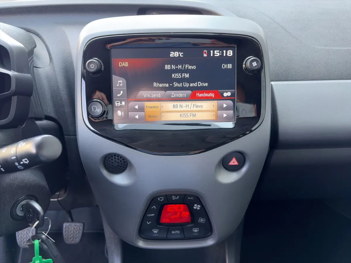 1.0 VVT-i 72pk x-joy | Camera | Carplay | Cruise Control | Climate Control | DAB | Lichtmetalen velgen | Privacyglass | Bluetooth |