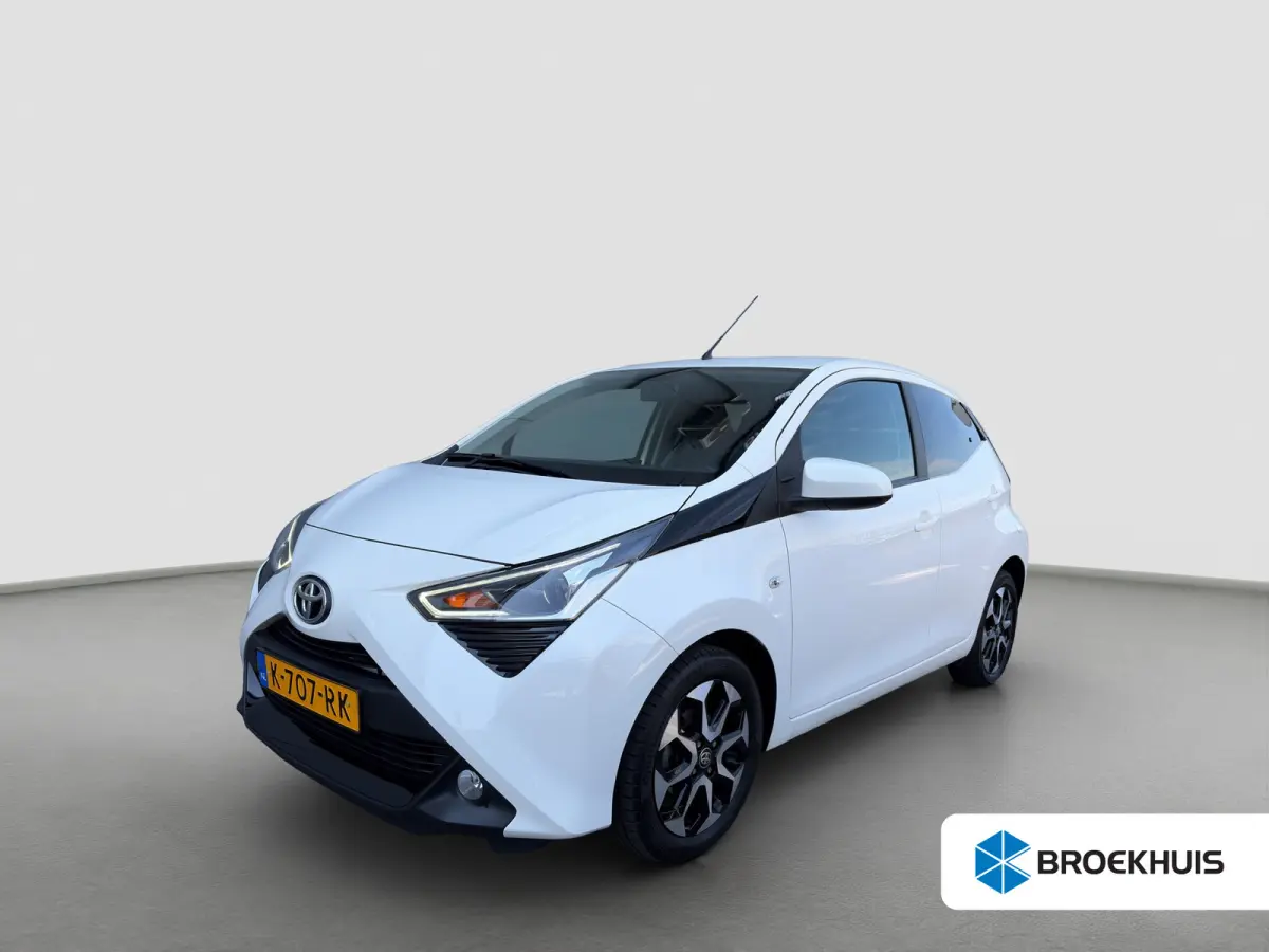 1.0 VVT-i 72pk x-joy | Camera | Carplay | Cruise Control | Climate Control | DAB | Lichtmetalen velgen | Privacyglass | Bluetooth |