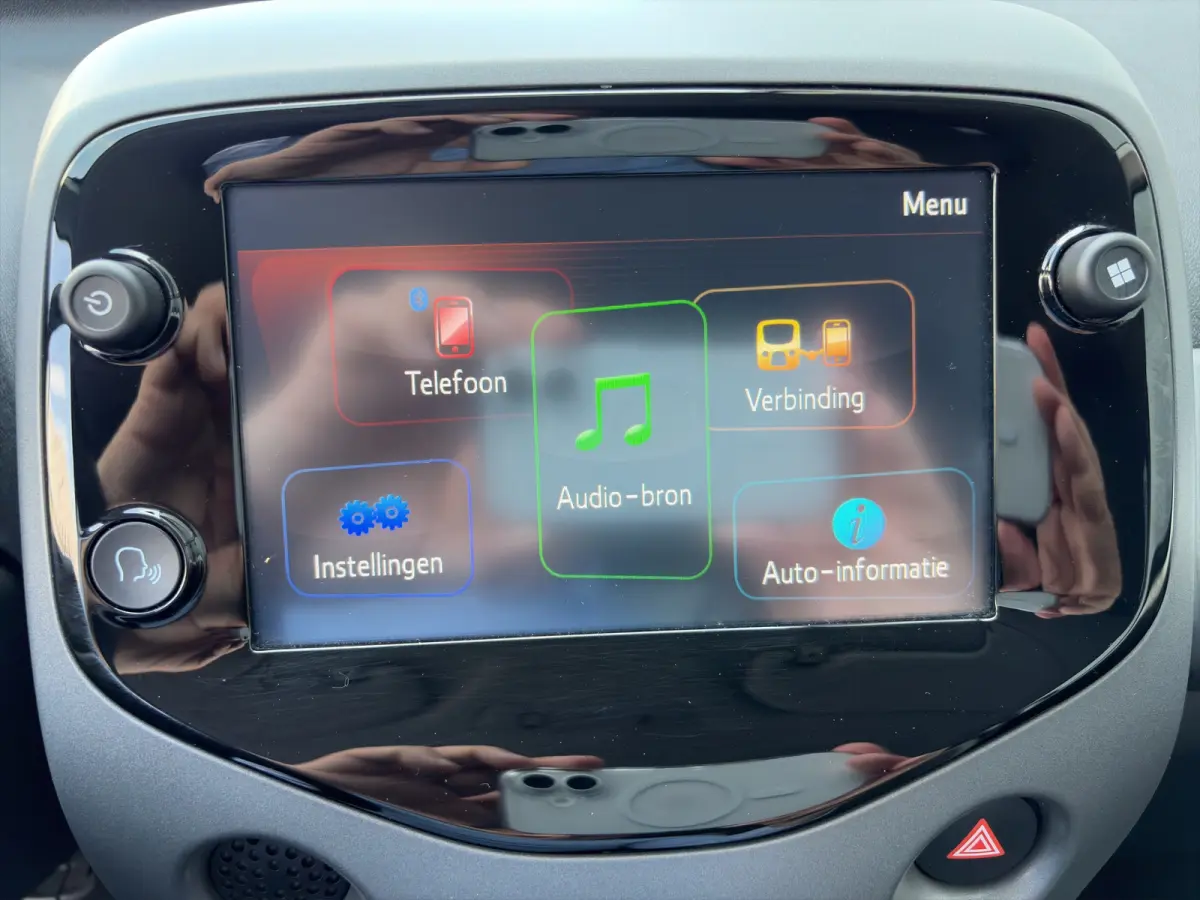 1.0 VVT-i 72pk x-joy | Camera | Carplay | Cruise Control | Climate Control | DAB | Lichtmetalen velgen | Privacyglass | Bluetooth |