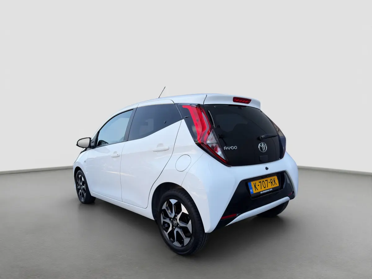 1.0 VVT-i 72pk x-joy | Camera | Carplay | Cruise Control | Climate Control | DAB | Lichtmetalen velgen | Privacyglass | Bluetooth |
