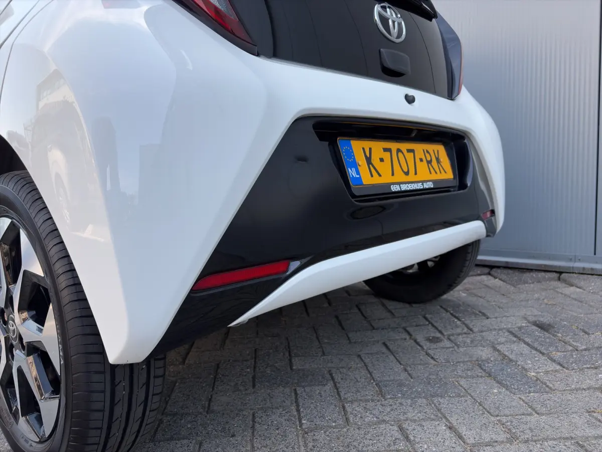 1.0 VVT-i 72pk x-joy | Camera | Carplay | Cruise Control | Climate Control | DAB | Lichtmetalen velgen | Privacyglass | Bluetooth |