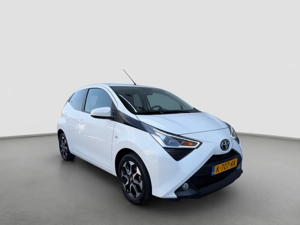 1.0 VVT-i 72pk x-joy | Camera | Carplay | Cruise Control | Climate Control | DAB | Lichtmetalen velgen | Privacyglass | Bluetooth |