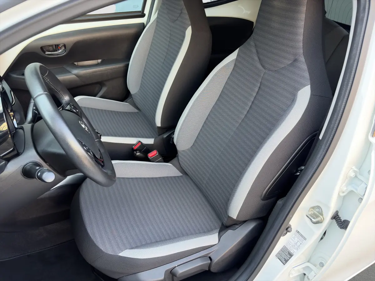 1.0 VVT-i 72pk x-joy | Camera | Carplay | Cruise Control | Climate Control | DAB | Lichtmetalen velgen | Privacyglass | Bluetooth |