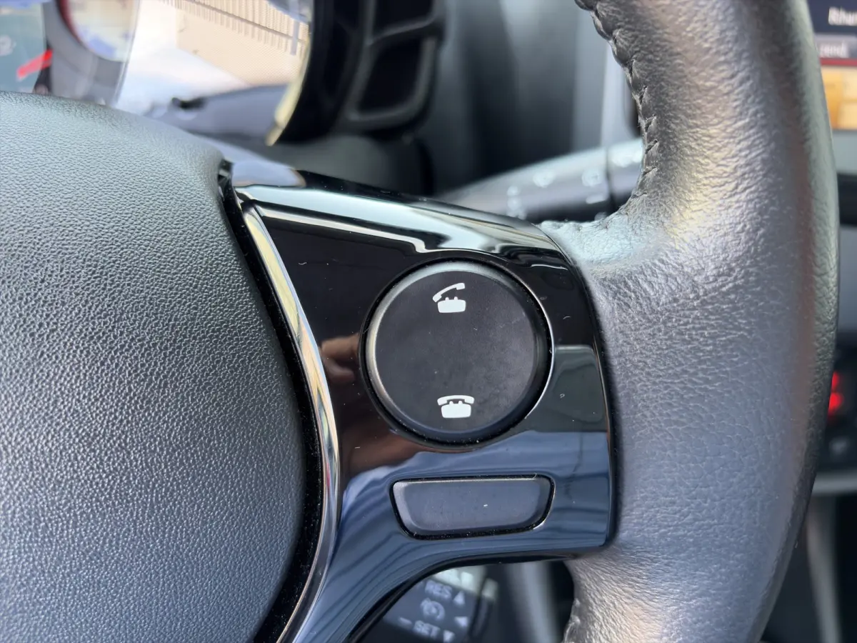 1.0 VVT-i 72pk x-joy | Camera | Carplay | Cruise Control | Climate Control | DAB | Lichtmetalen velgen | Privacyglass | Bluetooth |