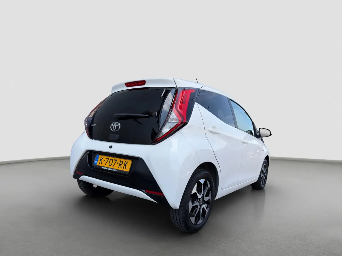 1.0 VVT-i 72pk x-joy | Camera | Carplay | Cruise Control | Climate Control | DAB | Lichtmetalen velgen | Privacyglass | Bluetooth |